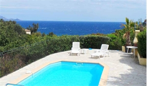 villa à la location saisonniere -   83380  LES ISSAMBRES, surface 130 m2 location saisonniere villa - UBI470840903